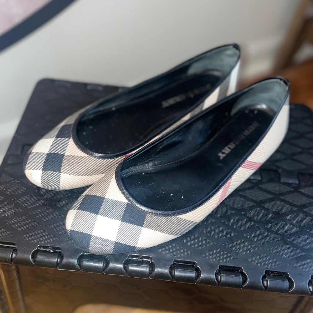BURBERRY FLATS SIZE 38 / 8 LIGHTLY USED